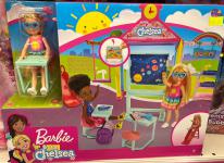 Mattel - Barbie - Club Chelsea Doll and School Playset - Blonde